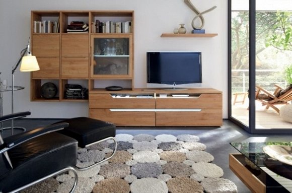 Kệ gỗ phòng khách cần phù hợp với kích thước của ti vi và diện tích phòng